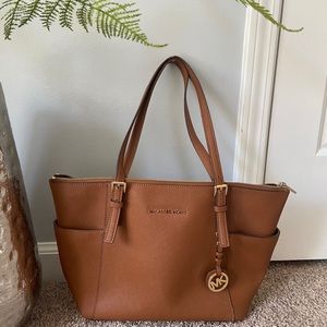 Micheal Kors Jet Setter Medium Tote